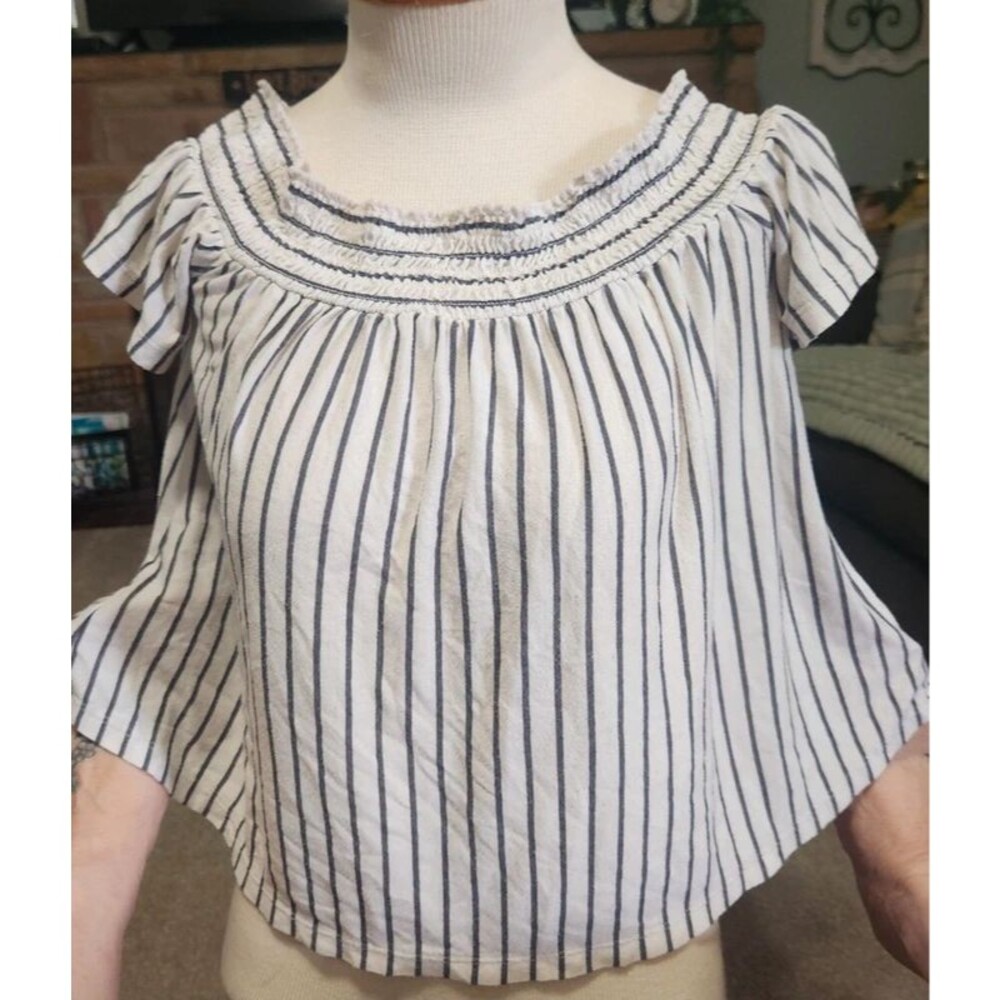 American Eagle Outfitters off shoulder striped tosz. Medium